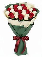 Букет Микс из красных и белых роз в Городище Пензенской области