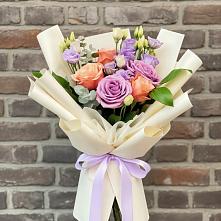 Букет цветов из:  Лизиантусы и Розы в Городище Пензенской области