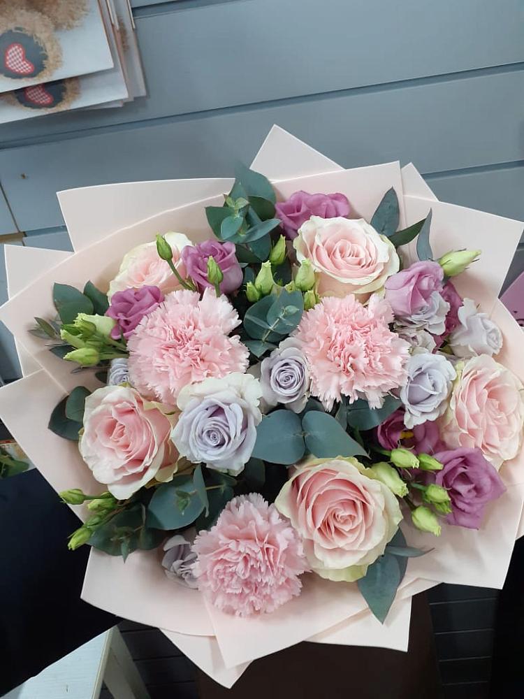 Букет цветов из: Розы, Гвоздики и Лизиантусы в Городище Пензенской области